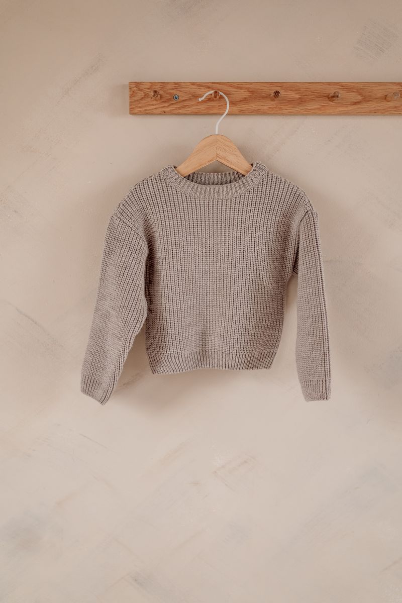 Brązowy sweter z naturalnej wełny merino dla chłopca i dziewczynki.
Miękki sweter dziecięcy NORD zapewniający komfort termiczny.