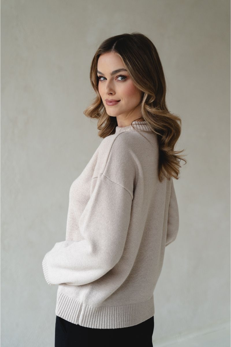 beżowy sweter damski z oddychającej wełny merino i kaszmirem