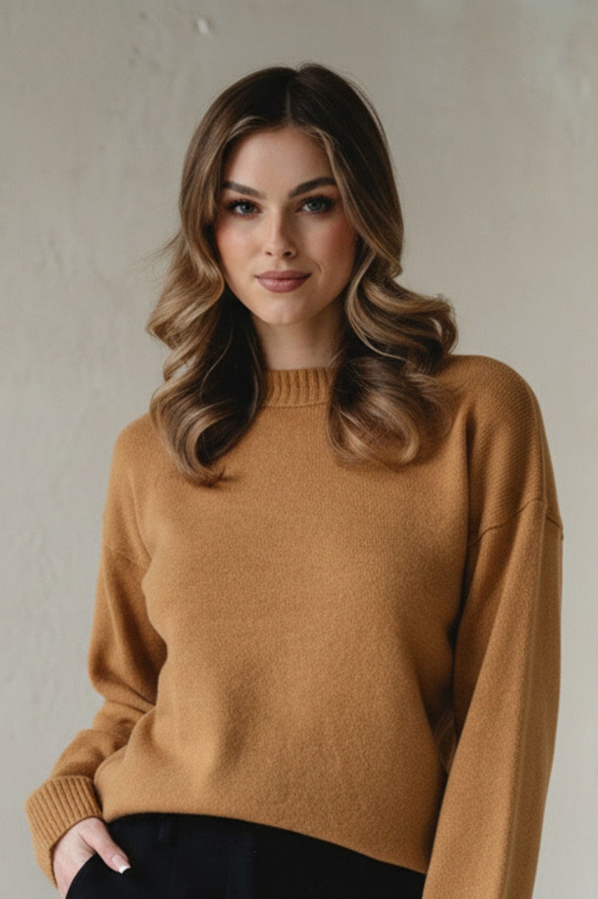 damski sweter z wełny merino w beżowym kolorze camel