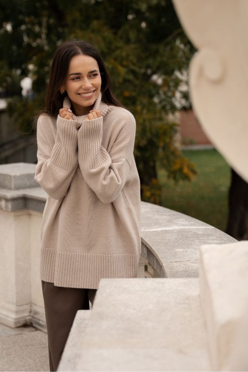 Sweter BELLAGIO o luźnym kroju z obniżoną linią ramion.
Beżowy sweter z merino i kaszmirem w eleganckiej stylizacji.