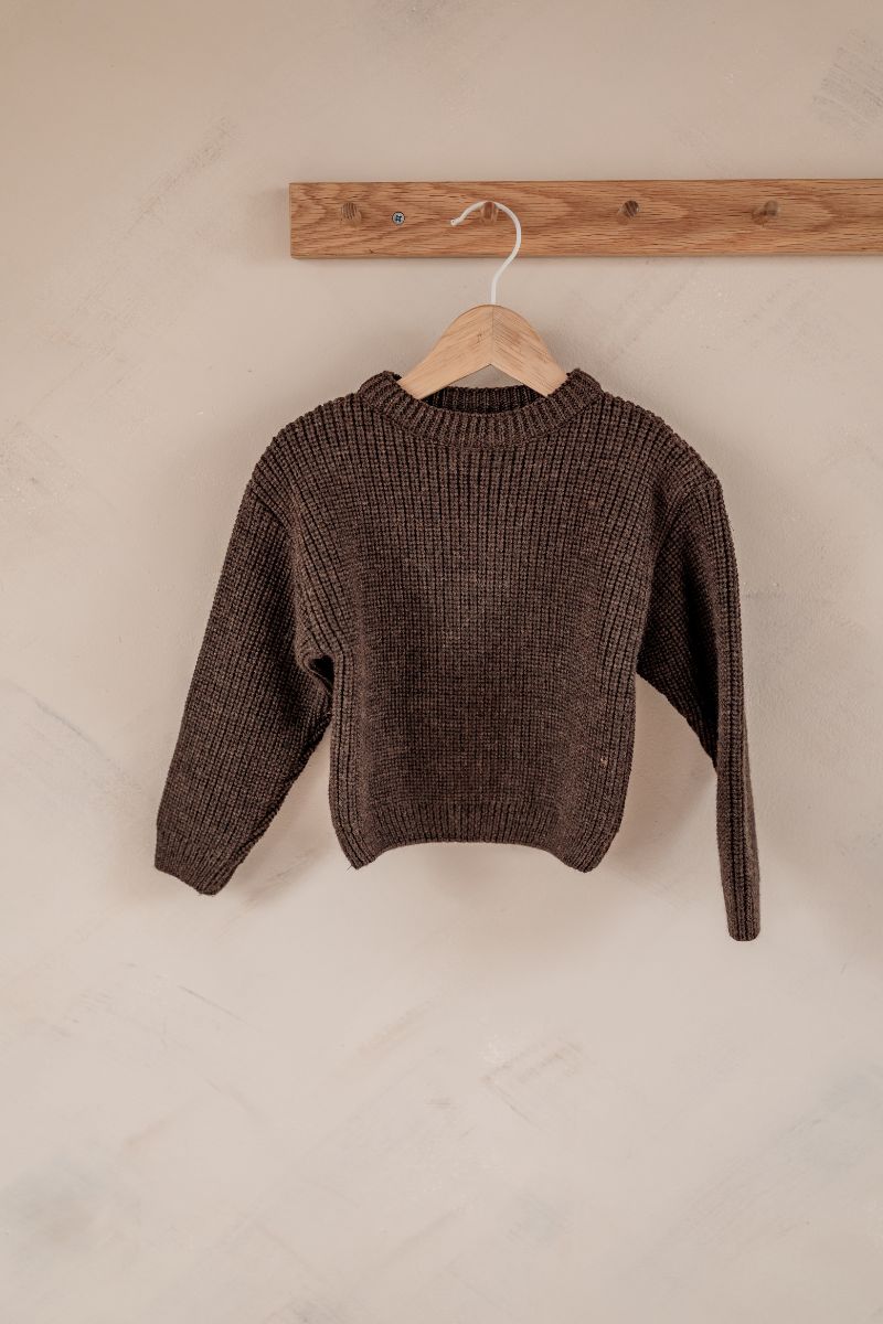 Ciepły sweter merino dla dziecka w kolorze brązowym.
Dziecięcy sweter NORD z miękkiej i oddychającej wełny merino.