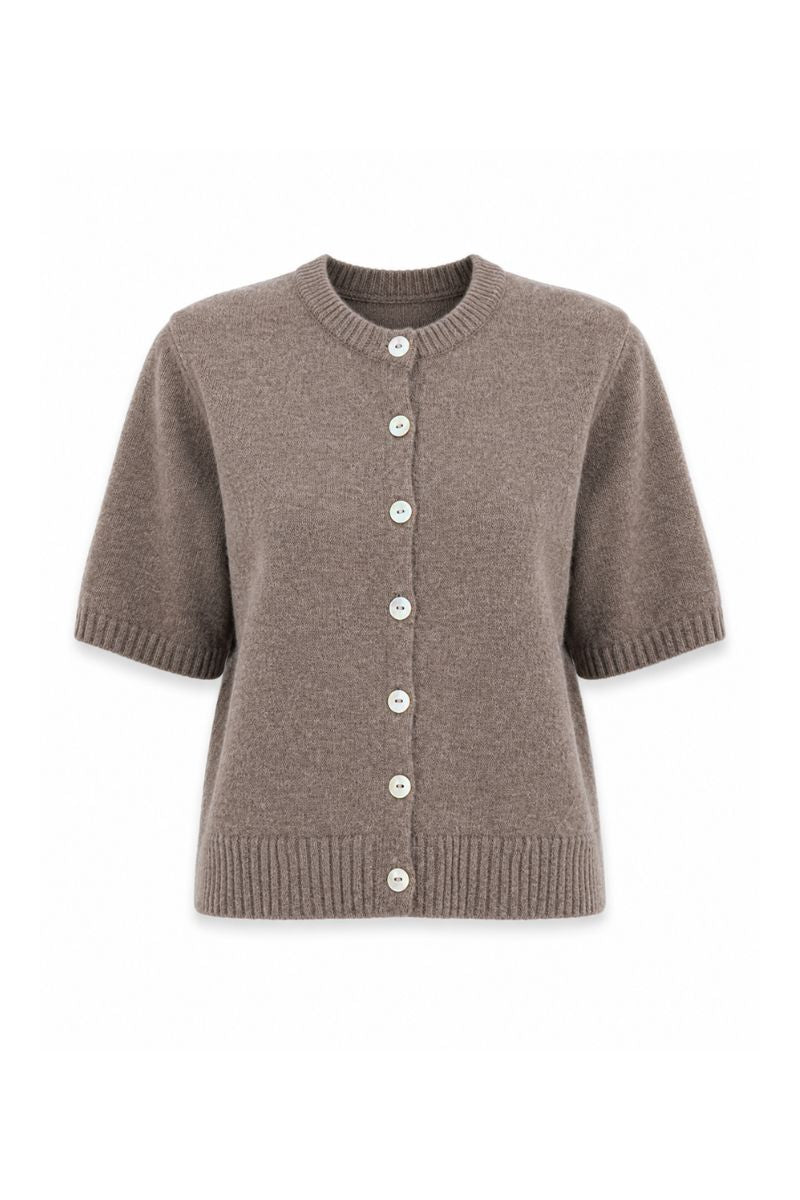 Sweter rozpinany LUNA wykonany z wełny merino i kaszmiru.
Damski sweter LUNA z krótkim rękawem i perłowymi guzikami.