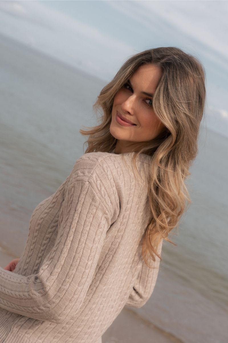 damski sweter z warkoczykami w kolorze beżowym z wełny merino odpowiedni do codziennych i eleganckich stylizacji.