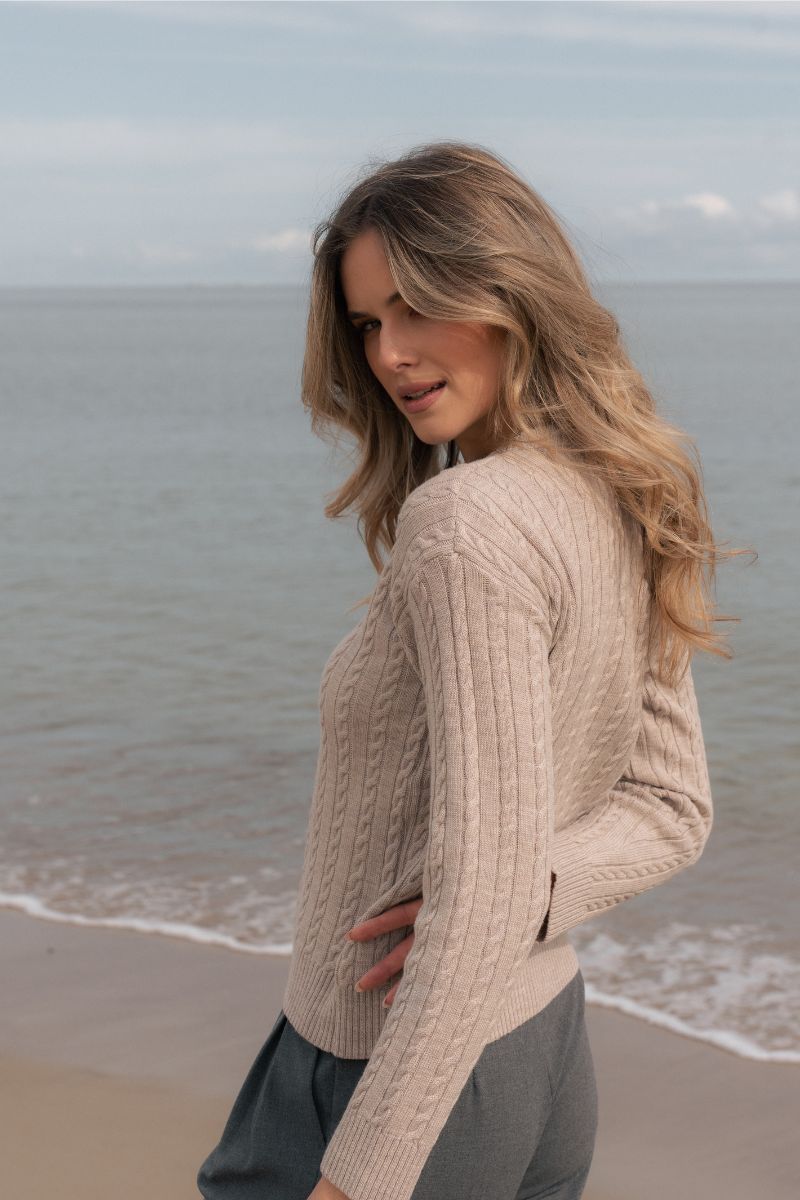 sweter z warkoczykami w kolorze beżowym z wełny merino odpowiedni do codziennych i eleganckich stylizacji.