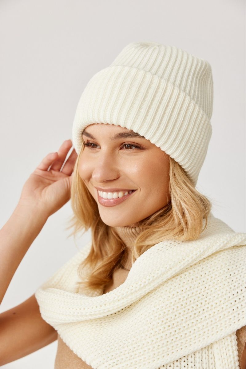 minimalistyczny szal COCO w kolorze białym, 100% wełna merino, pasuje do każdej żimowej stylizacji