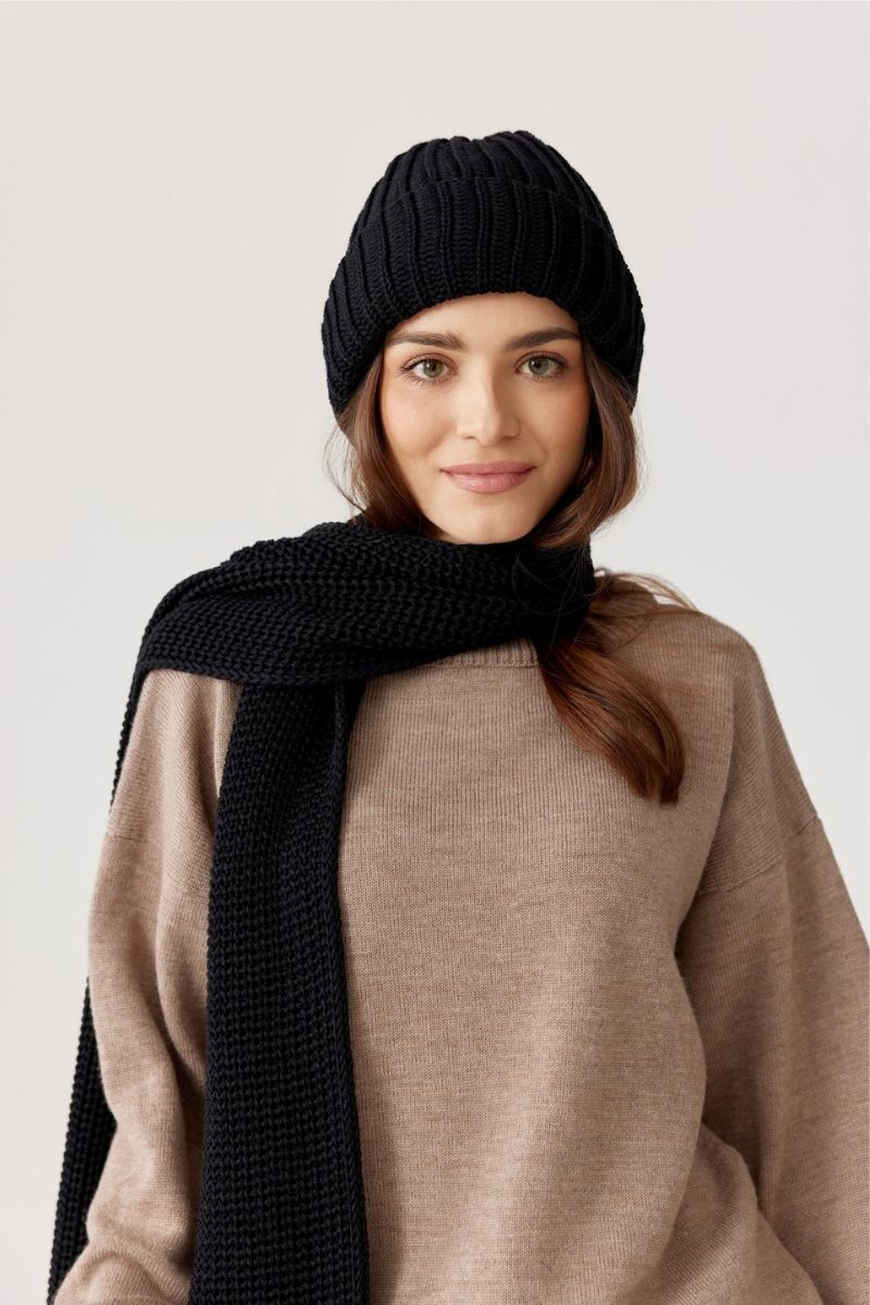 klasyczny czarny szal z 100% wełny merino COCO w eleganckiej stylizacji