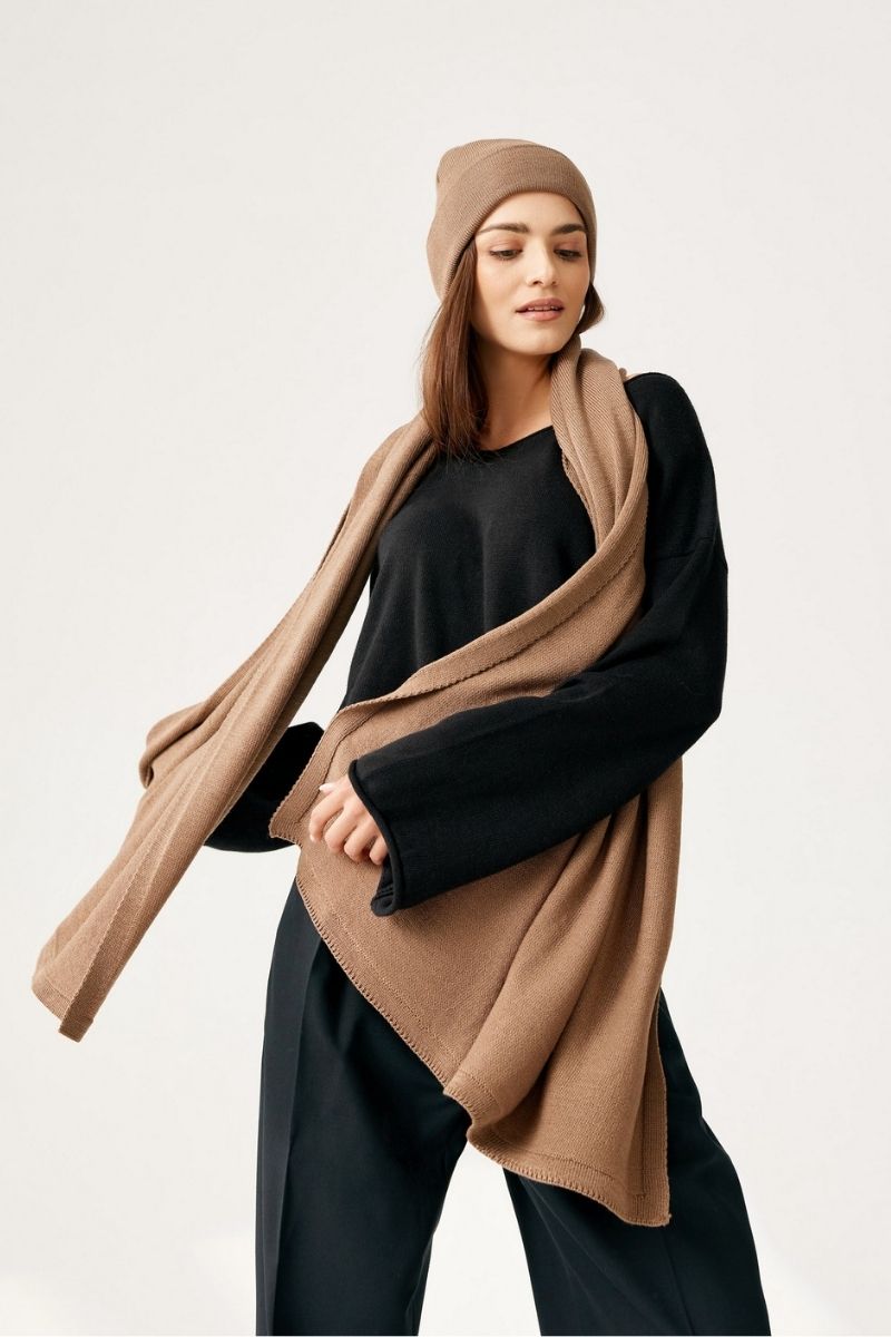 szal penelope camel cieply oddychajacy merino na kobiecie w ruchu na zdjęciu modowym i fashion.